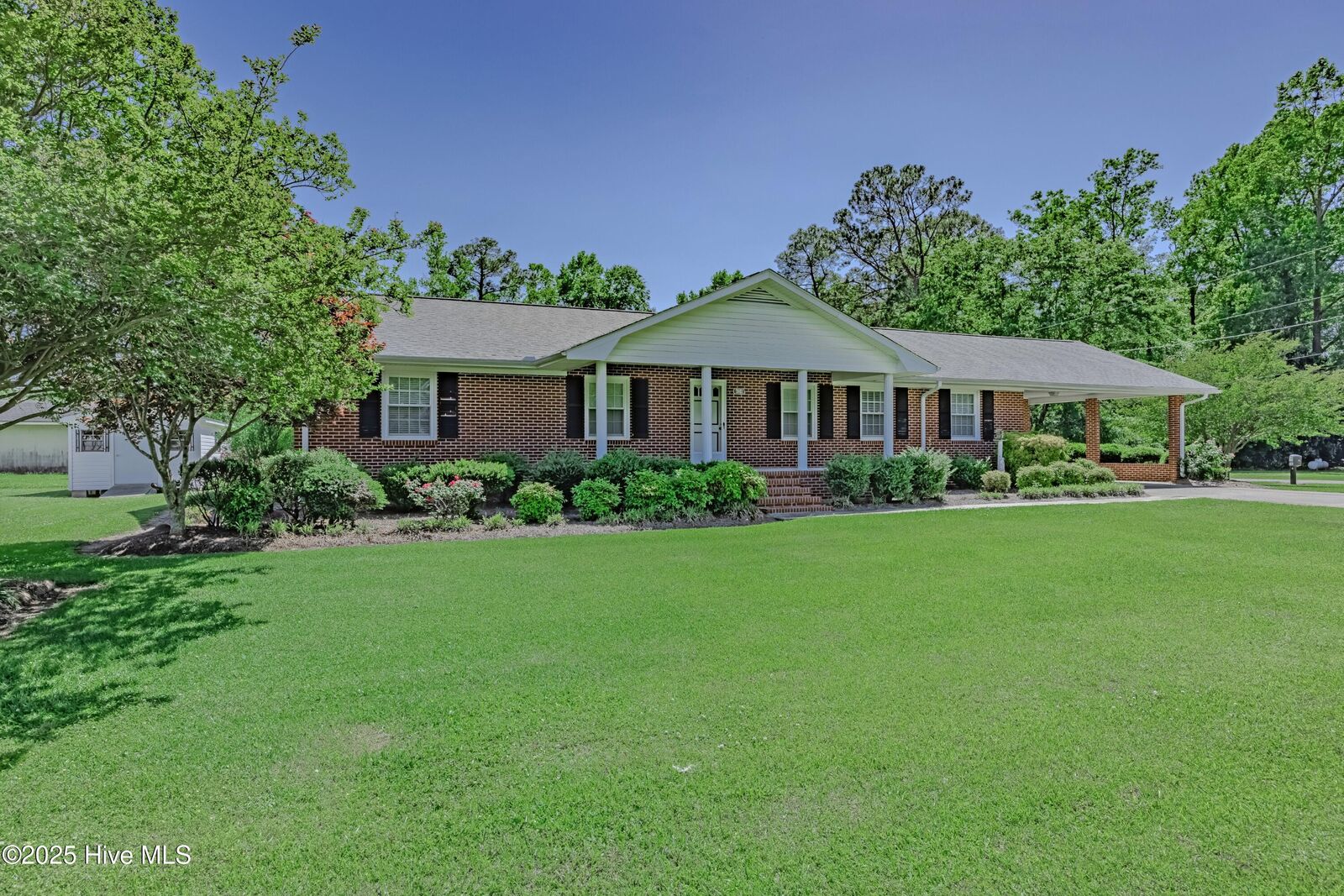 Property Photo:  608 E Stanford Street  NC 28518 