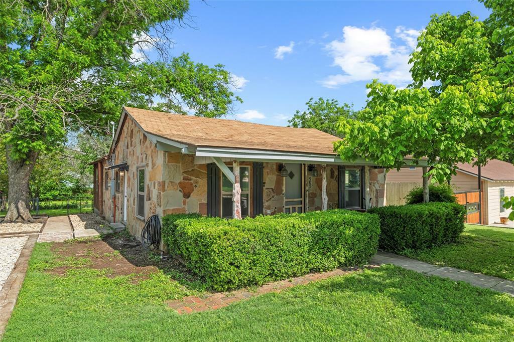 Property Photo: 905 S Lamar Street TX 76086
