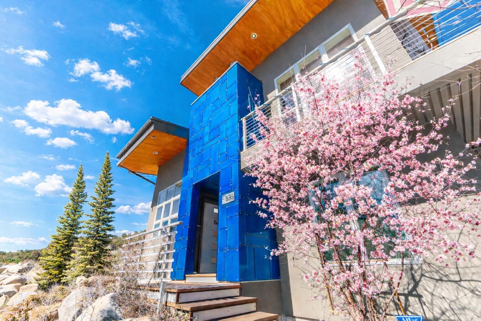 Property Photo:  636 NW Portland Avenue  OR 97703 