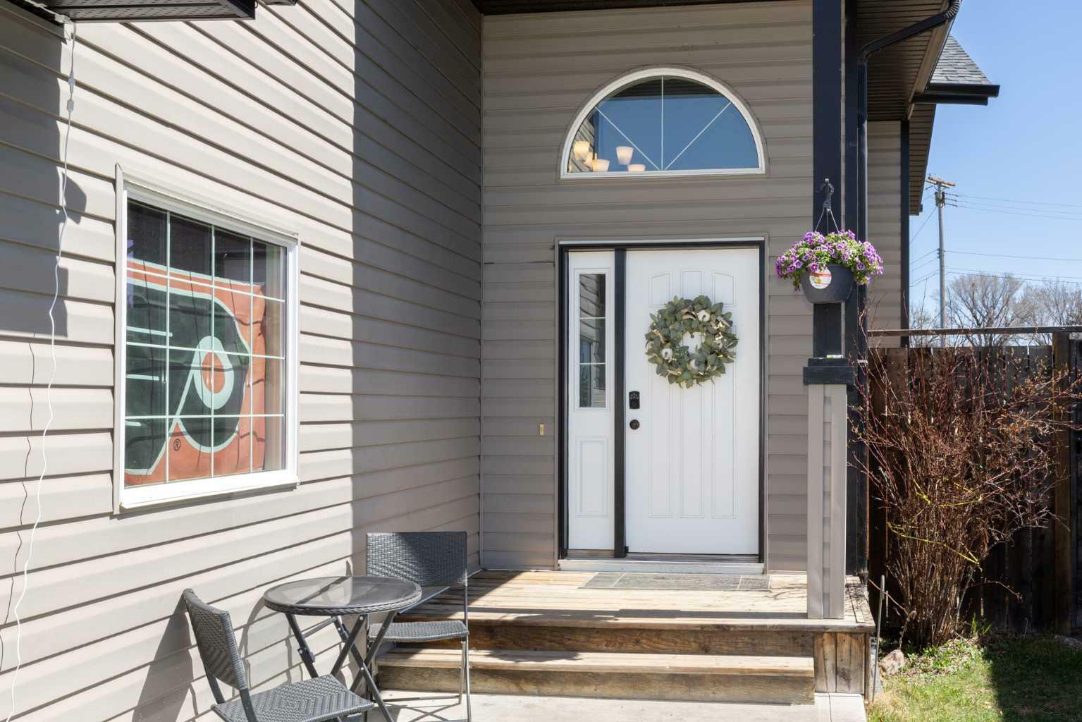 Property Photo: 5260 48 Street Close AB T4G 0B9