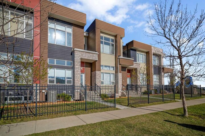 Property Photo:  1530 Bayside Avenue SW 404  AB T4B 4B5 