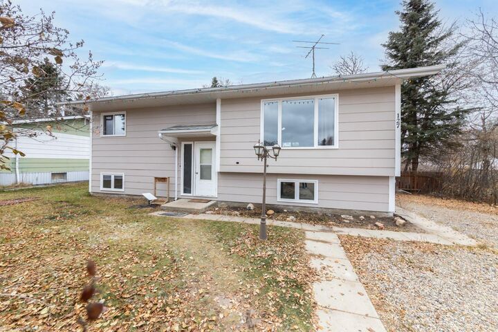 Property Photo:  127 3rd Street E  SK S0M 2T0 