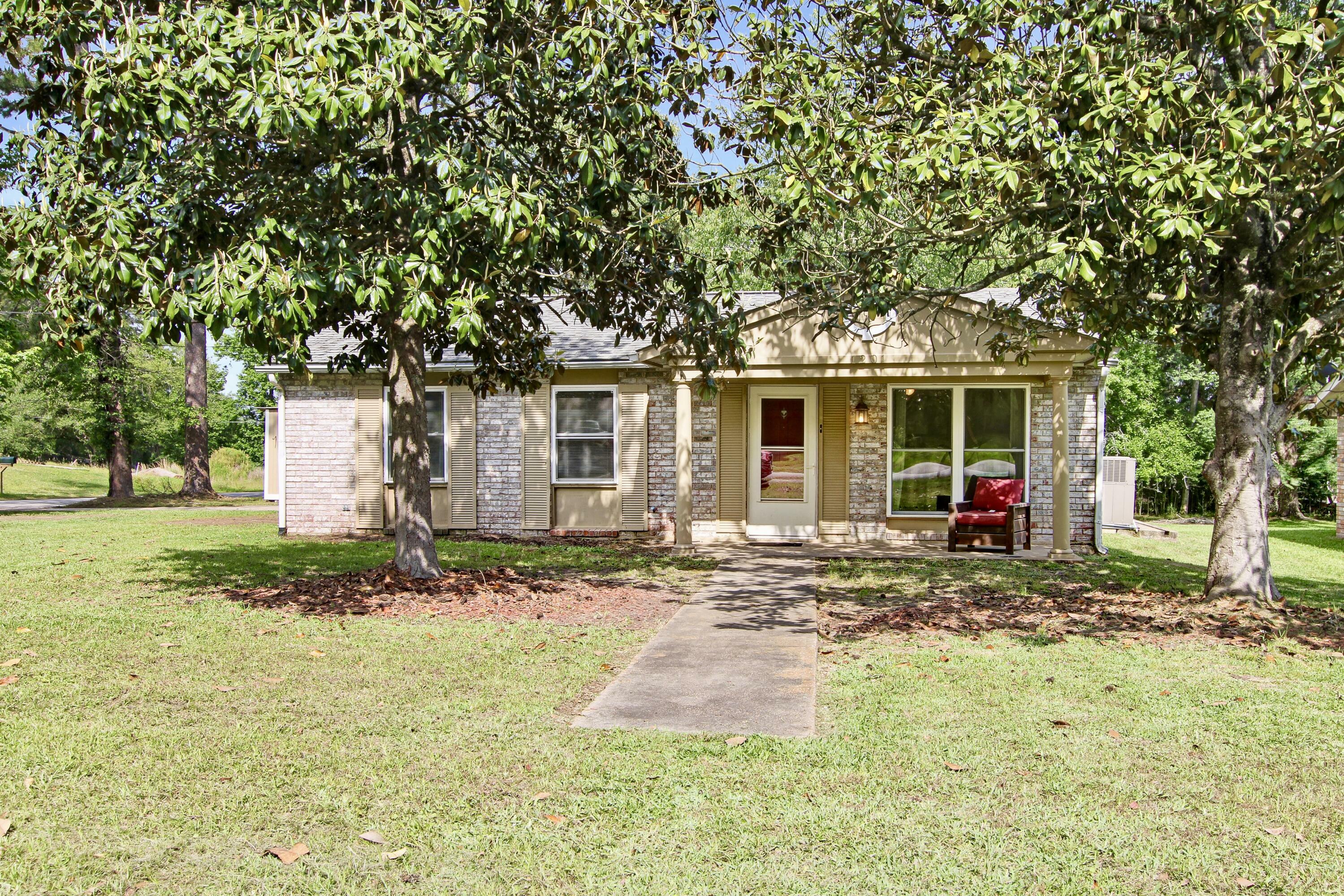 Property Photo: 1201 S 10th St LA 71446