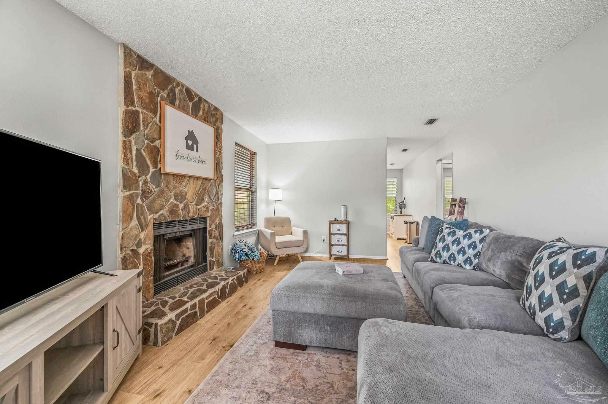 Property Photo: 10053 Hillview Dr FL 32514