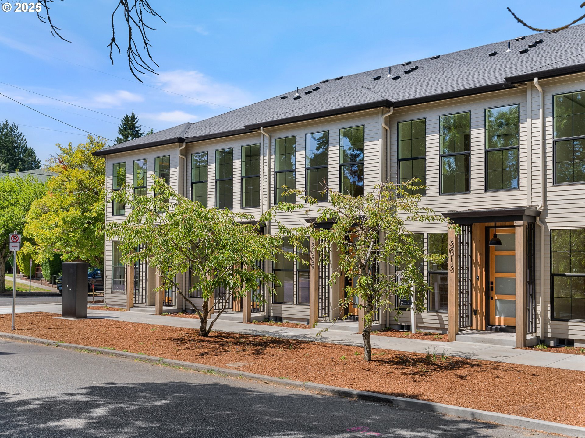 Property Photo: 3001 NE Ainsworth St OR 97211