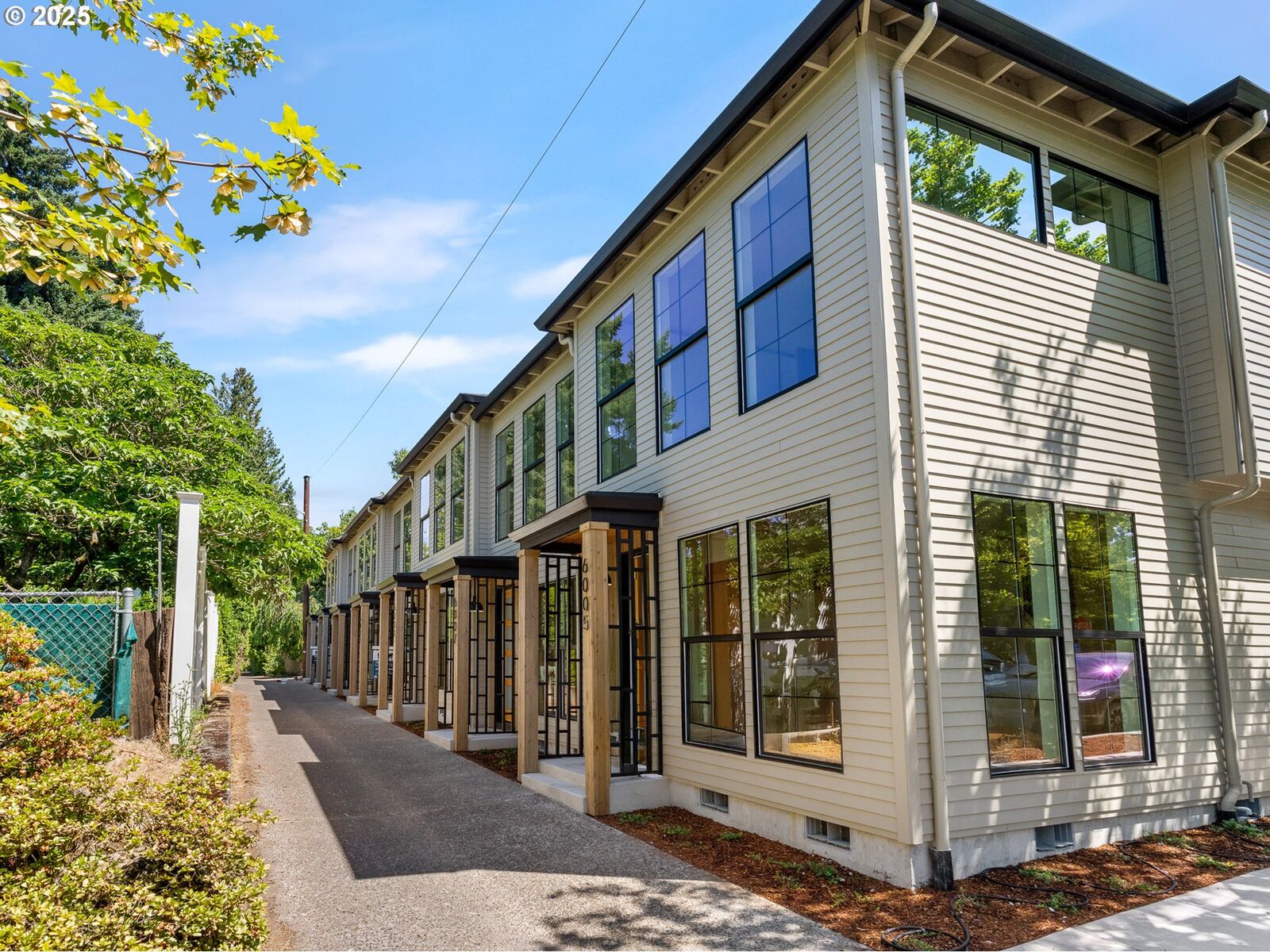 Property Photo:  3003 NE Ainsworth St 1  OR 97211 