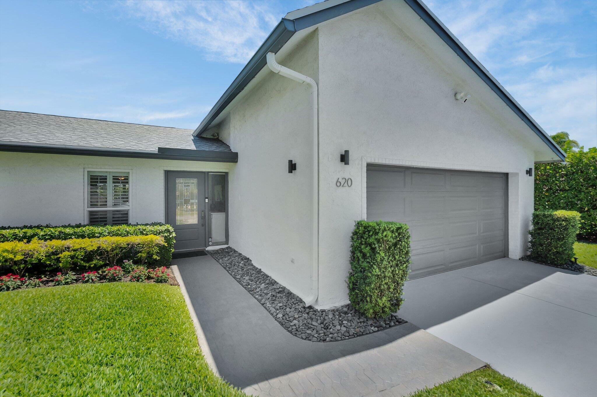 Property Photo: 620 NE 15th Place FL 33435
