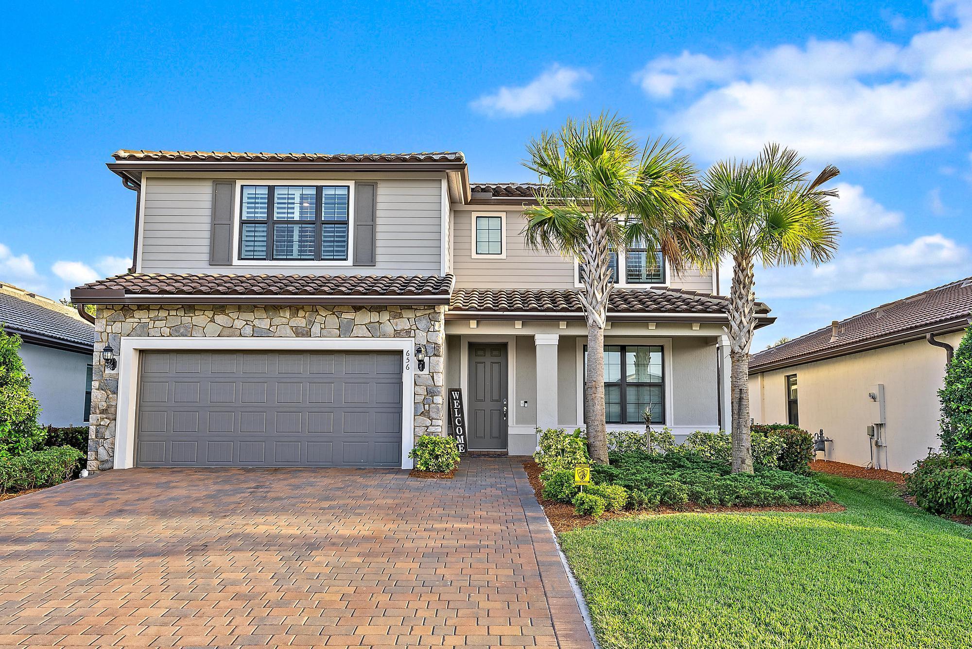 Property Photo: 656 SE Villandry Way FL 34984