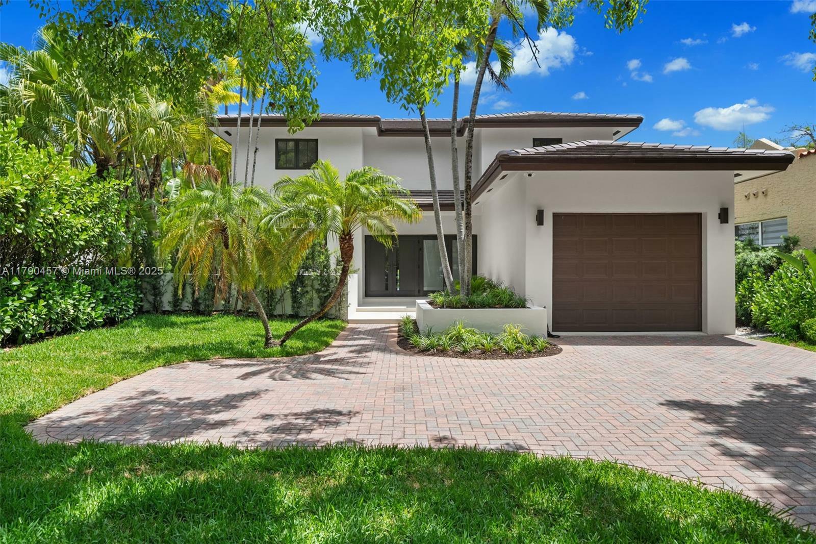 Property Photo: 516 Majorca Ave FL 33134