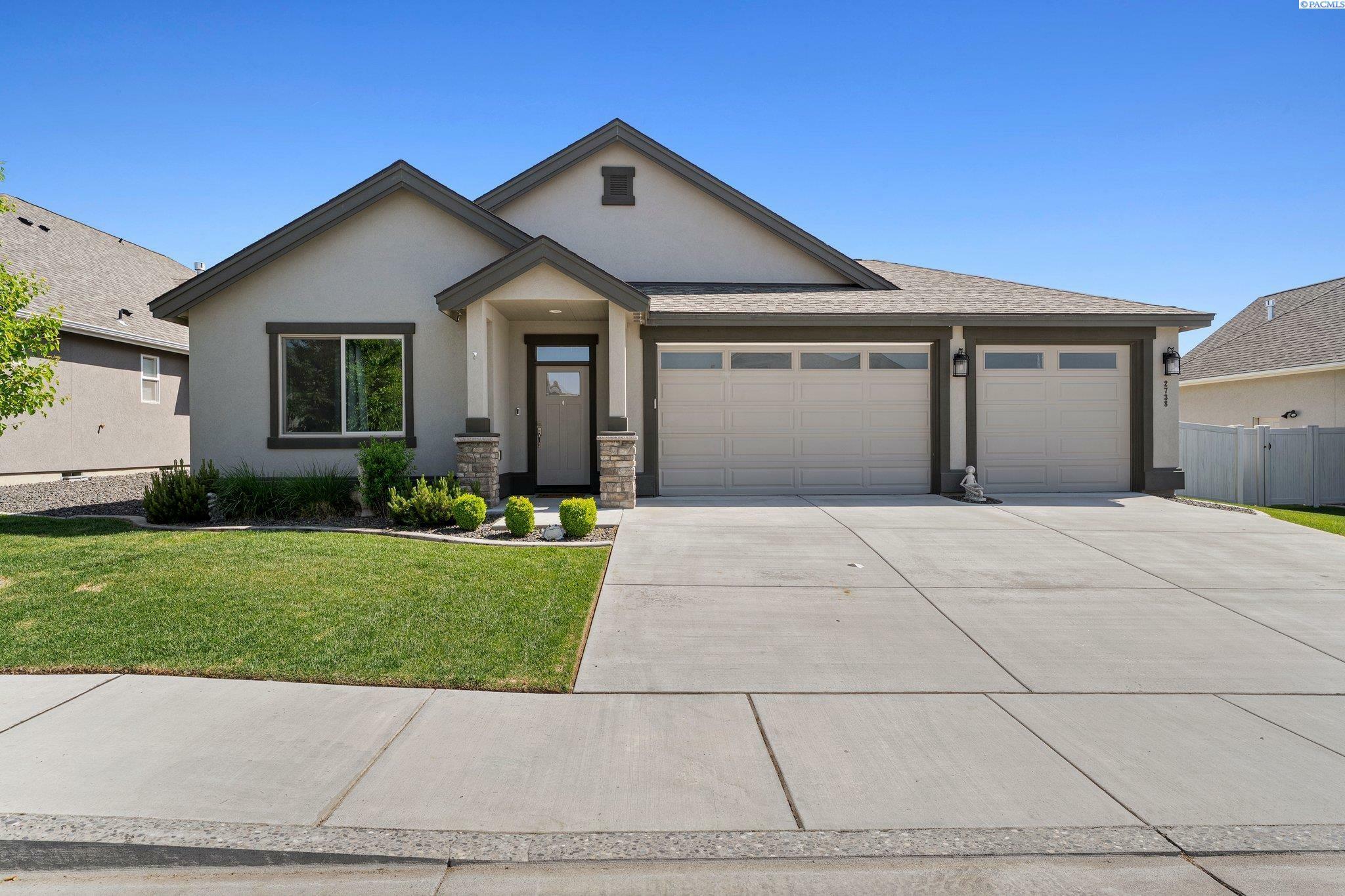 Property Photo: 2738 Broken Top Ave WA 99354