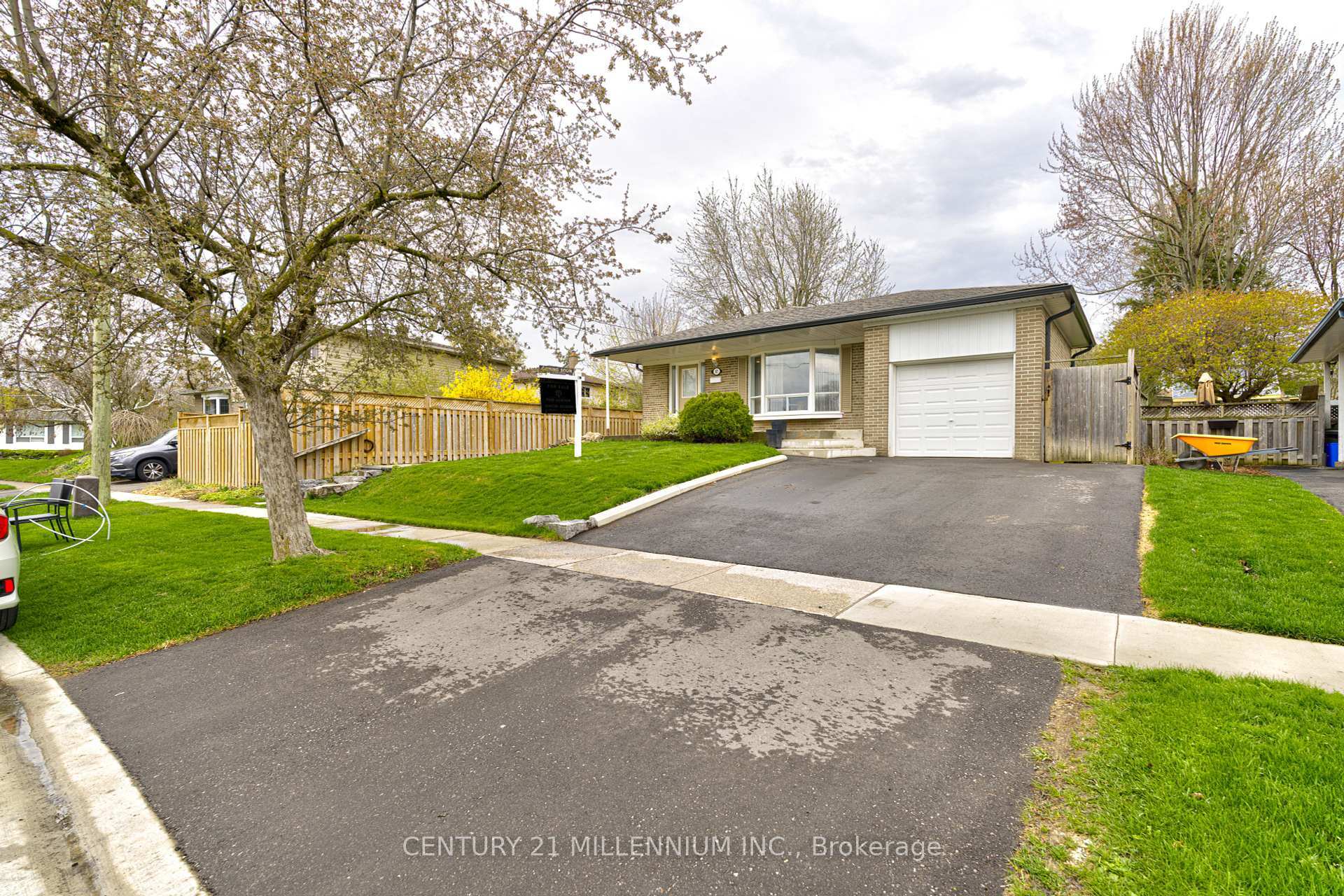 Photo de la propriété: 87 Pennington Crescent ON L7G 4L4
