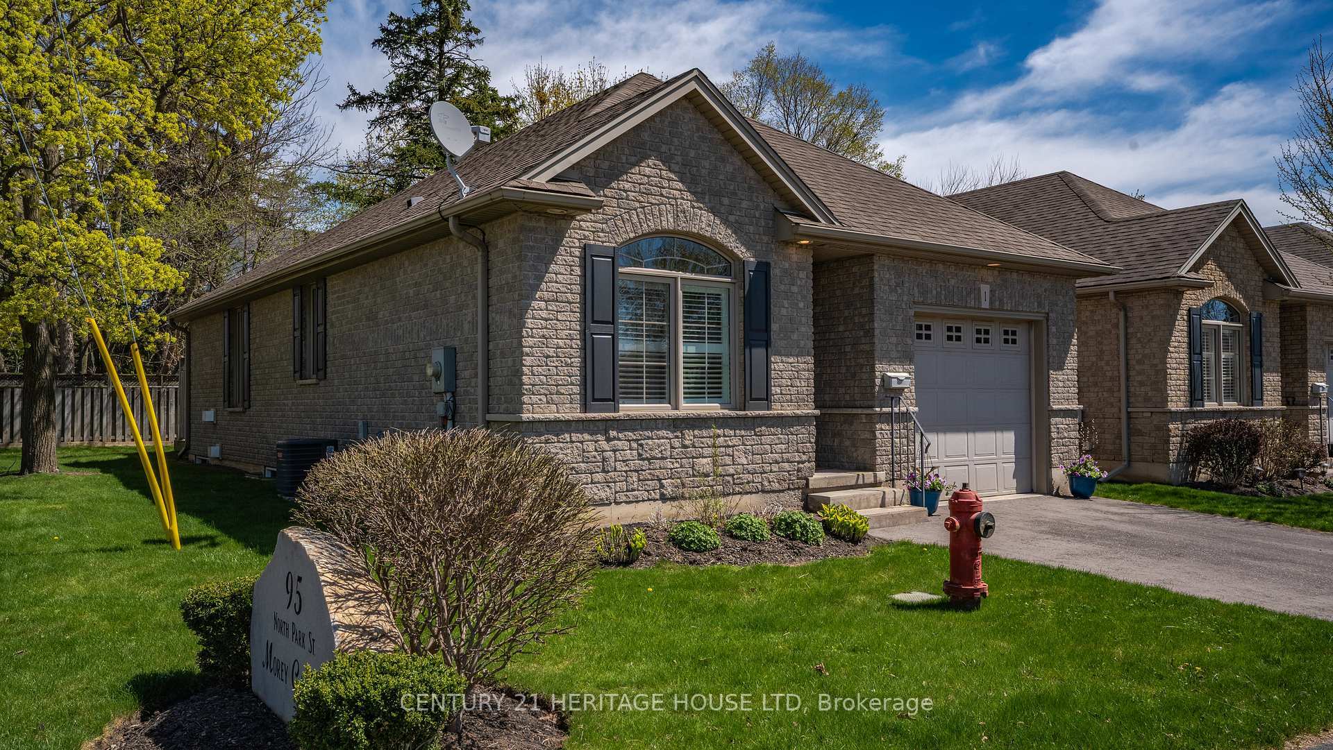 Property Photo: 95 North Park Street 1 ON N3R 4K2