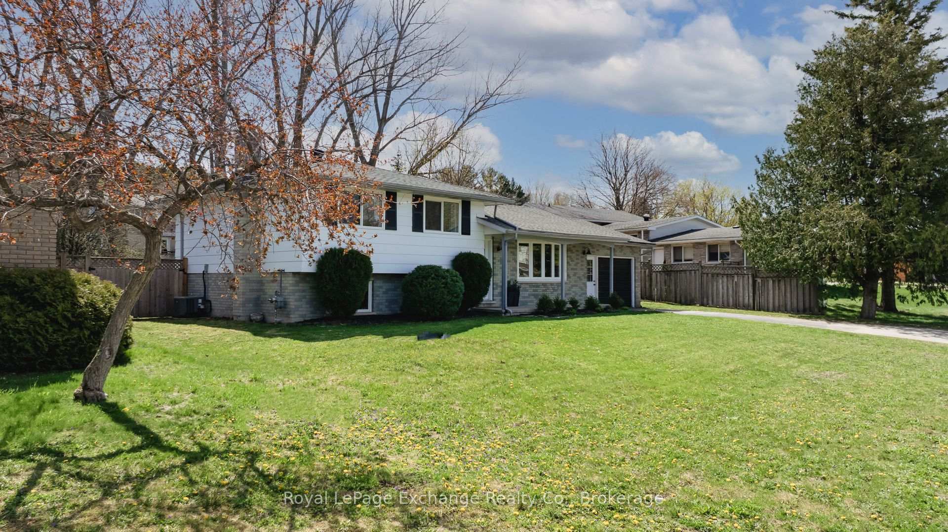 Property Photo: 4 Inverlyn Crescent N ON N2Z 1H4