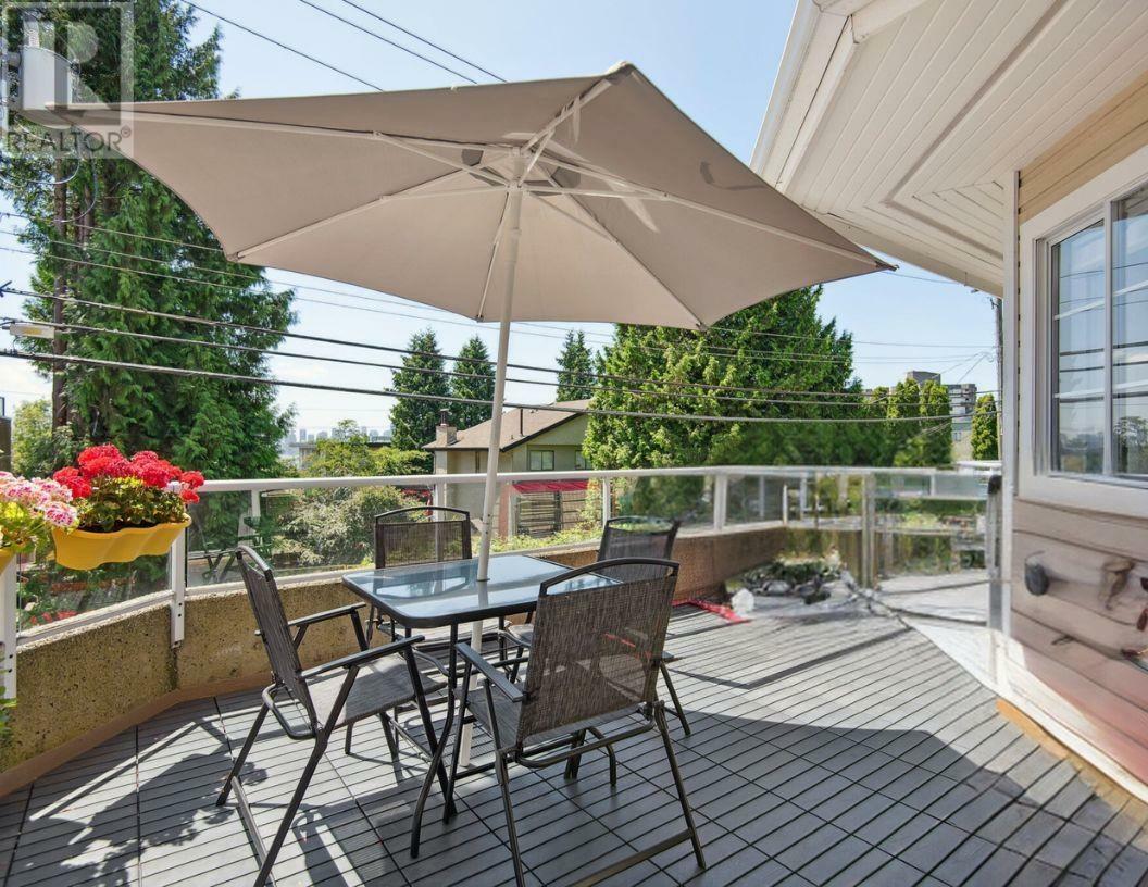 Property Photo: 249 East 4th Street 11 BC V7L 1J1