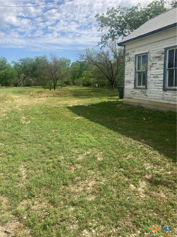 Property Photo: 316 W Seideman Street TX 78155
