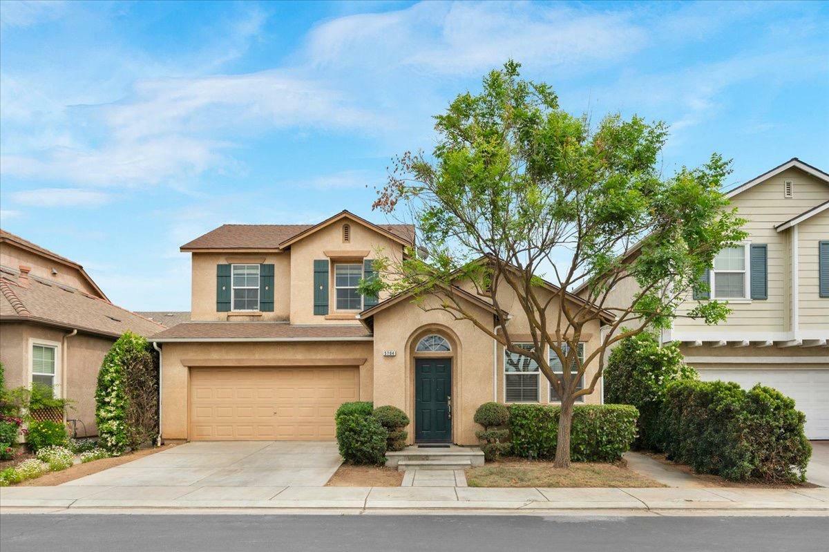 Property Photo: 5704 N Tangerine Way CA 93722