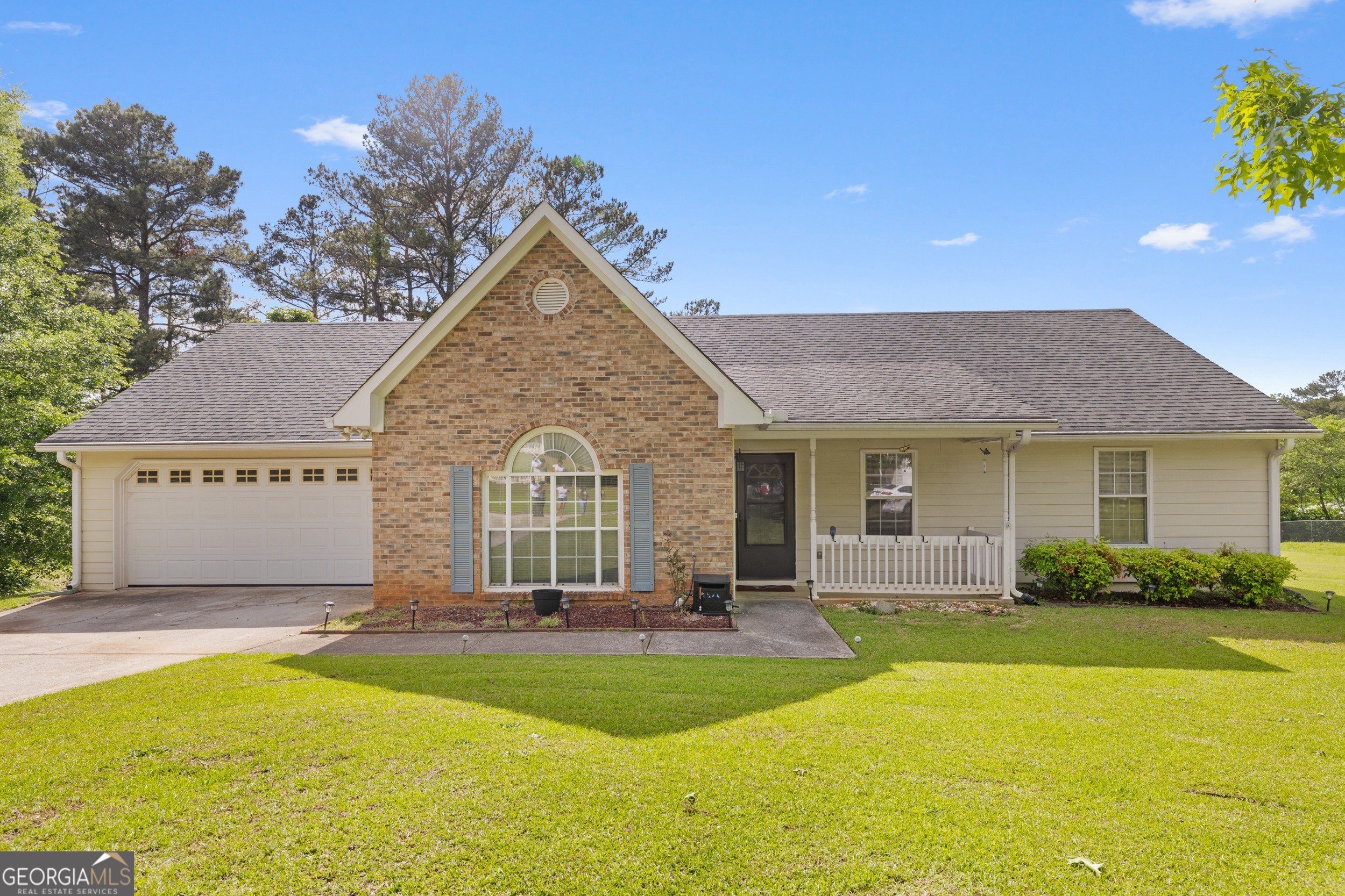 Property Photo: 129 Lakepointe Court GA 30281
