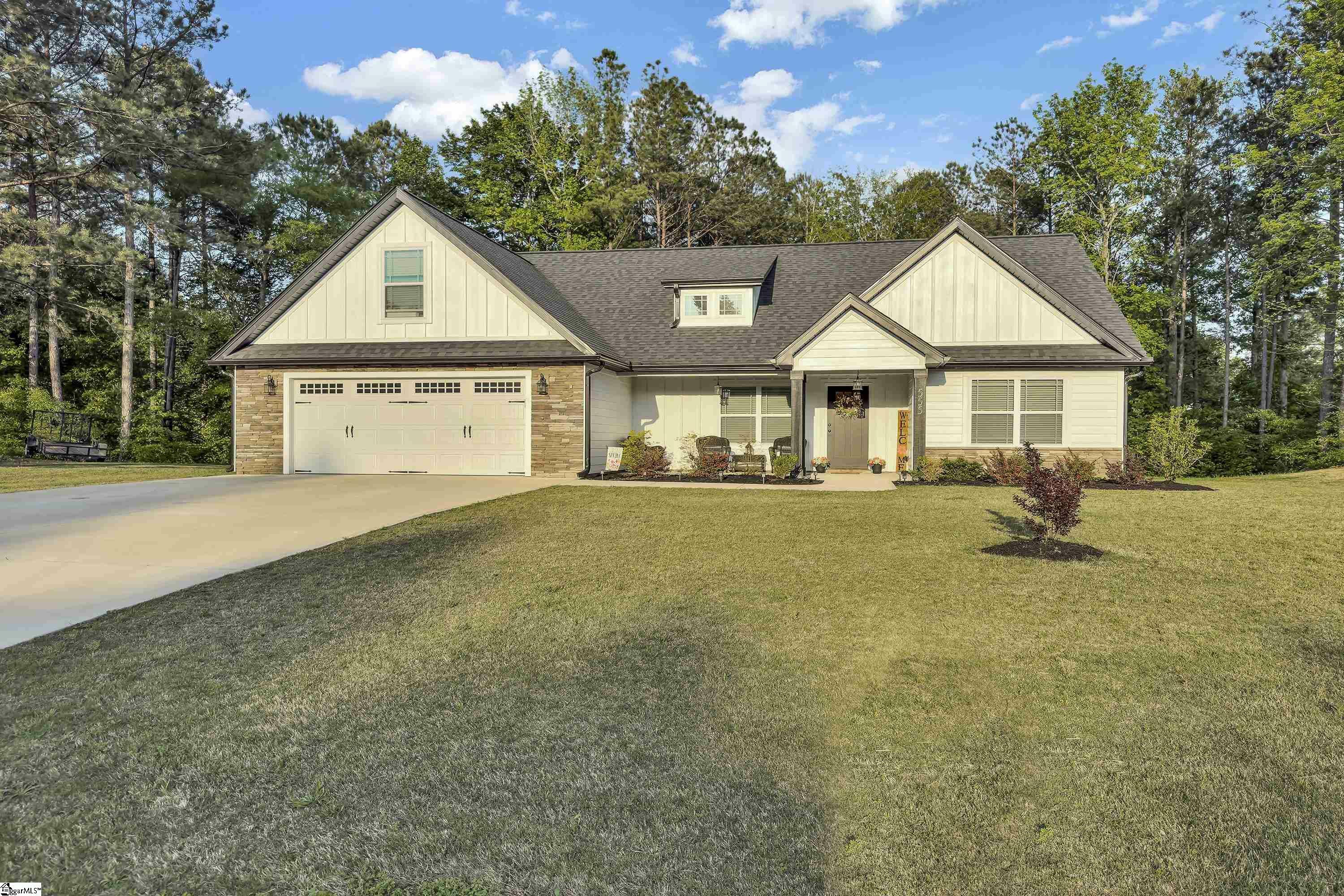Property Photo: 555 Canewood Lane SC 29322
