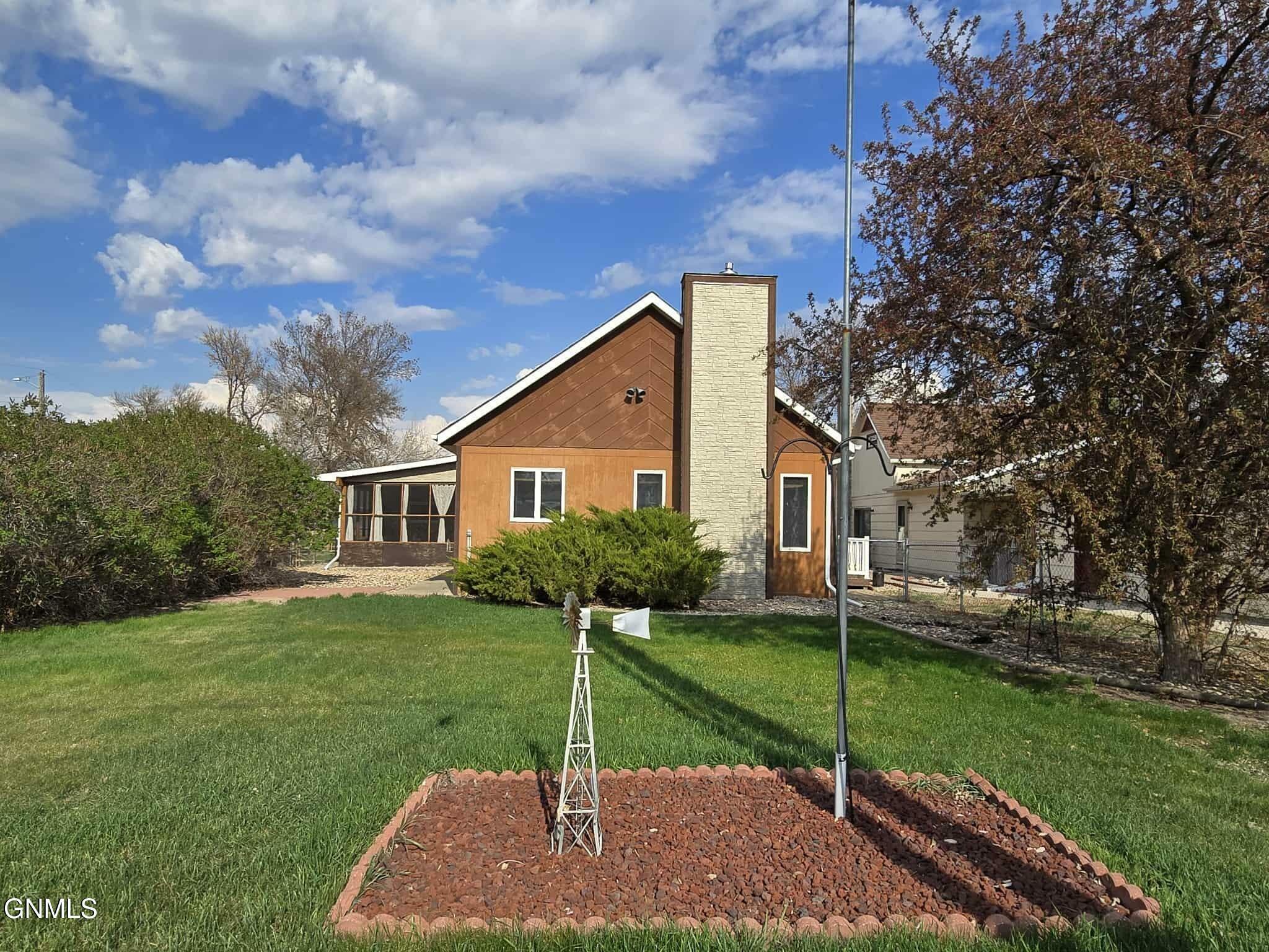 Property Photo: 103 2nd Avenue SW ND 58545