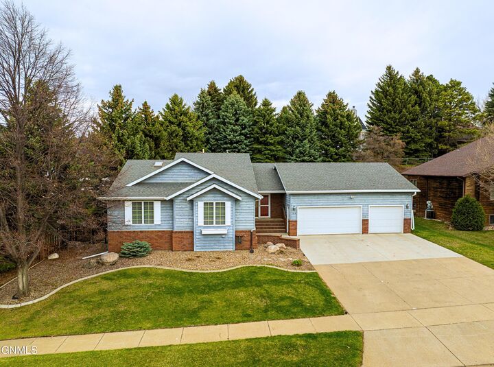 Property Photo:  314 Aspen Avenue  ND 58503 