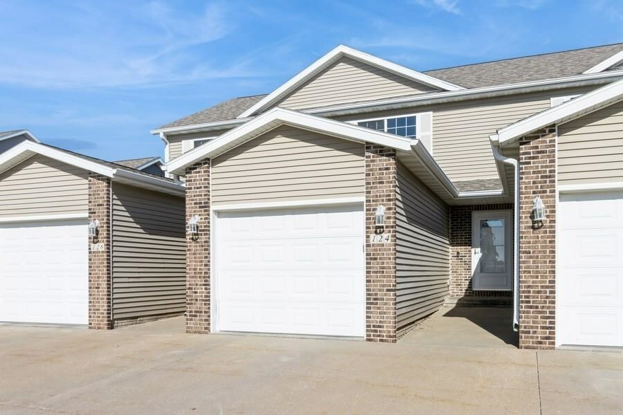 Property Photo:  124 Alydar Dr  IA 52317 
