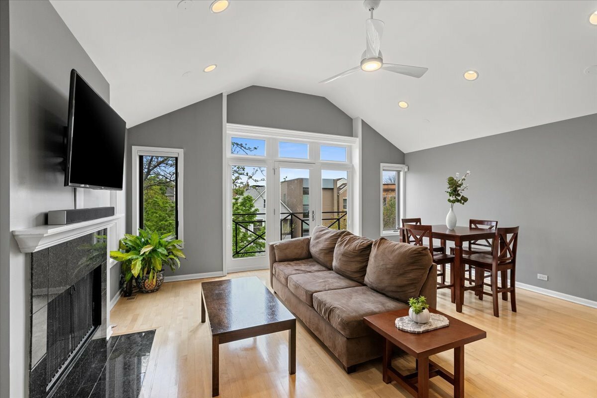 Property Photo: 3233 N Racine Avenue 3 IL 60657
