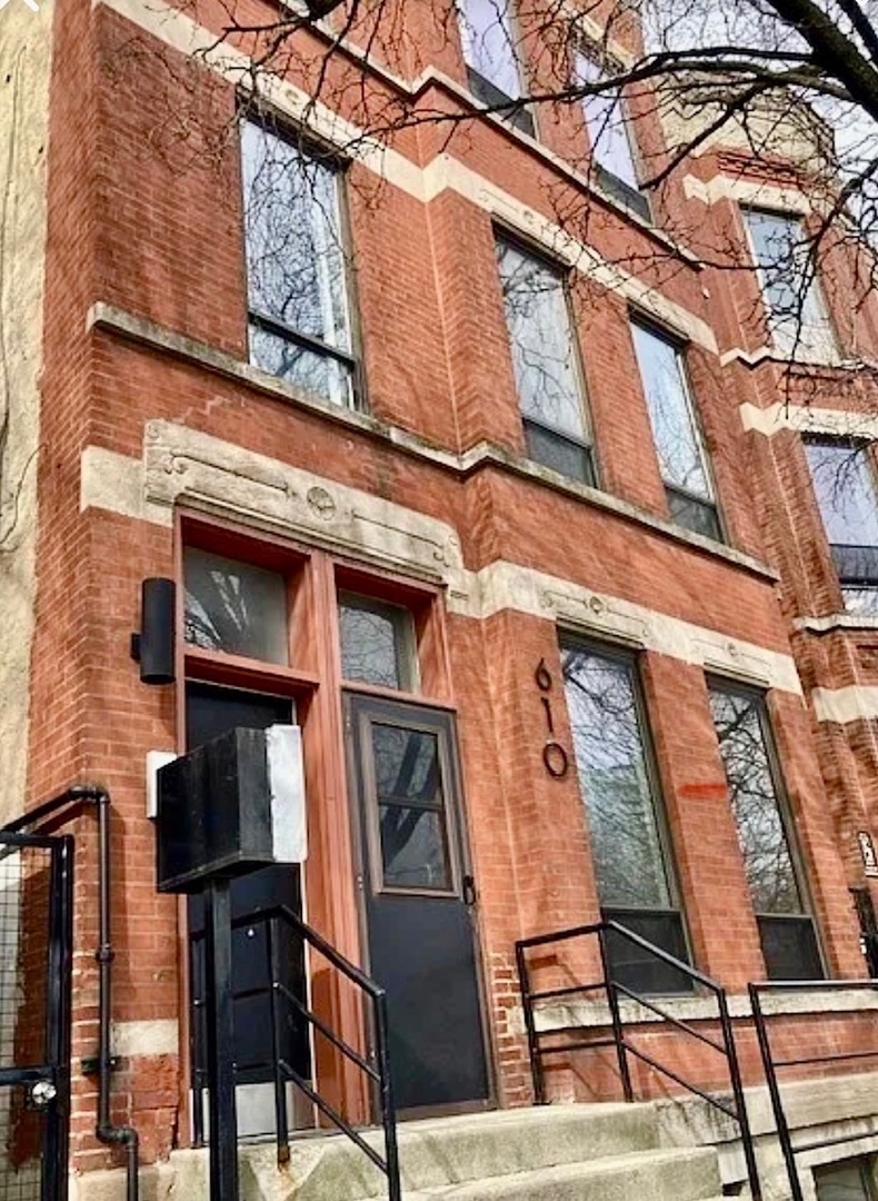Property Photo: 610 N May Street 1 IL 60642