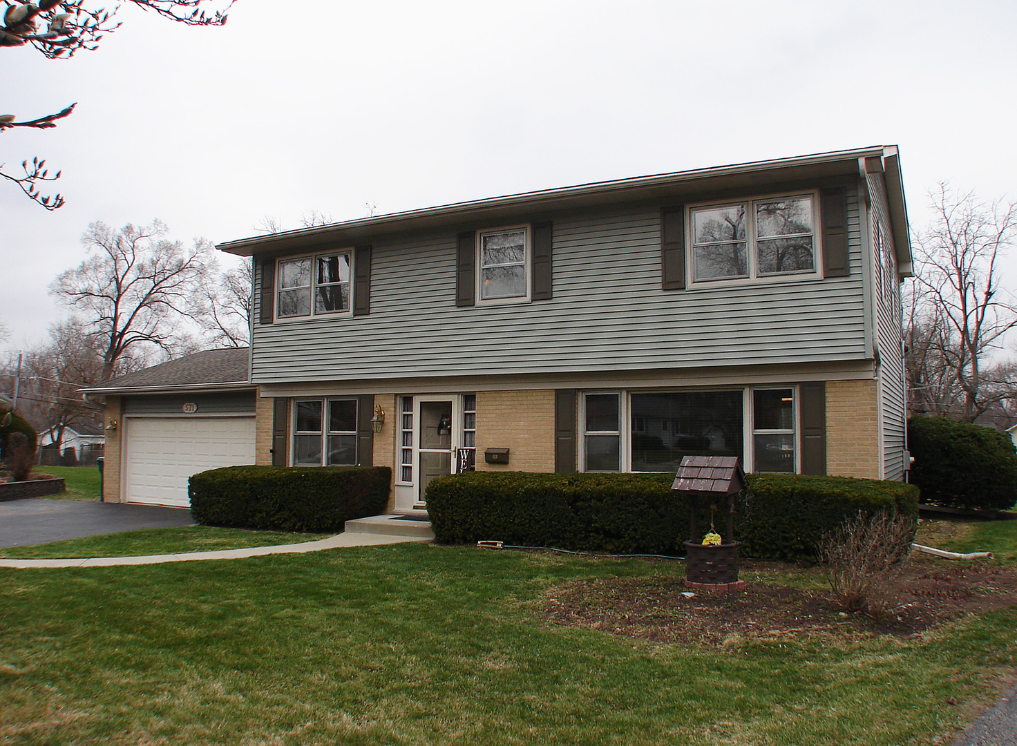 Property Photo: 571 Dawn Circle IL 60030