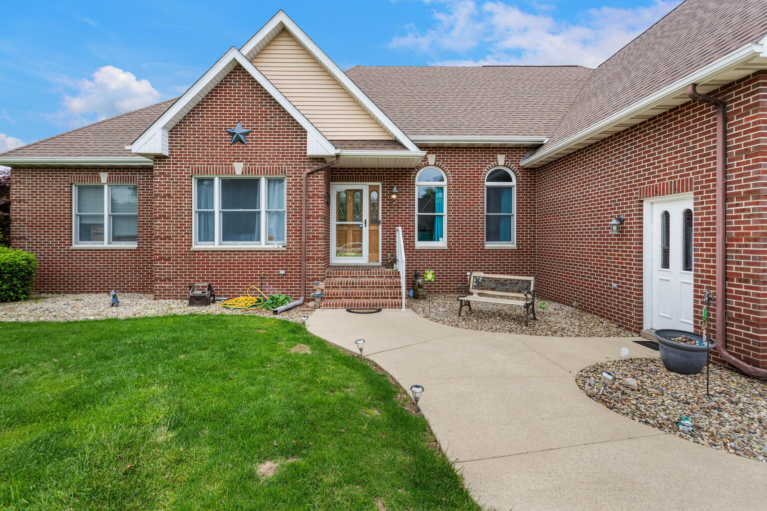 Property Photo: 1511 River Bluff Court IL 61853