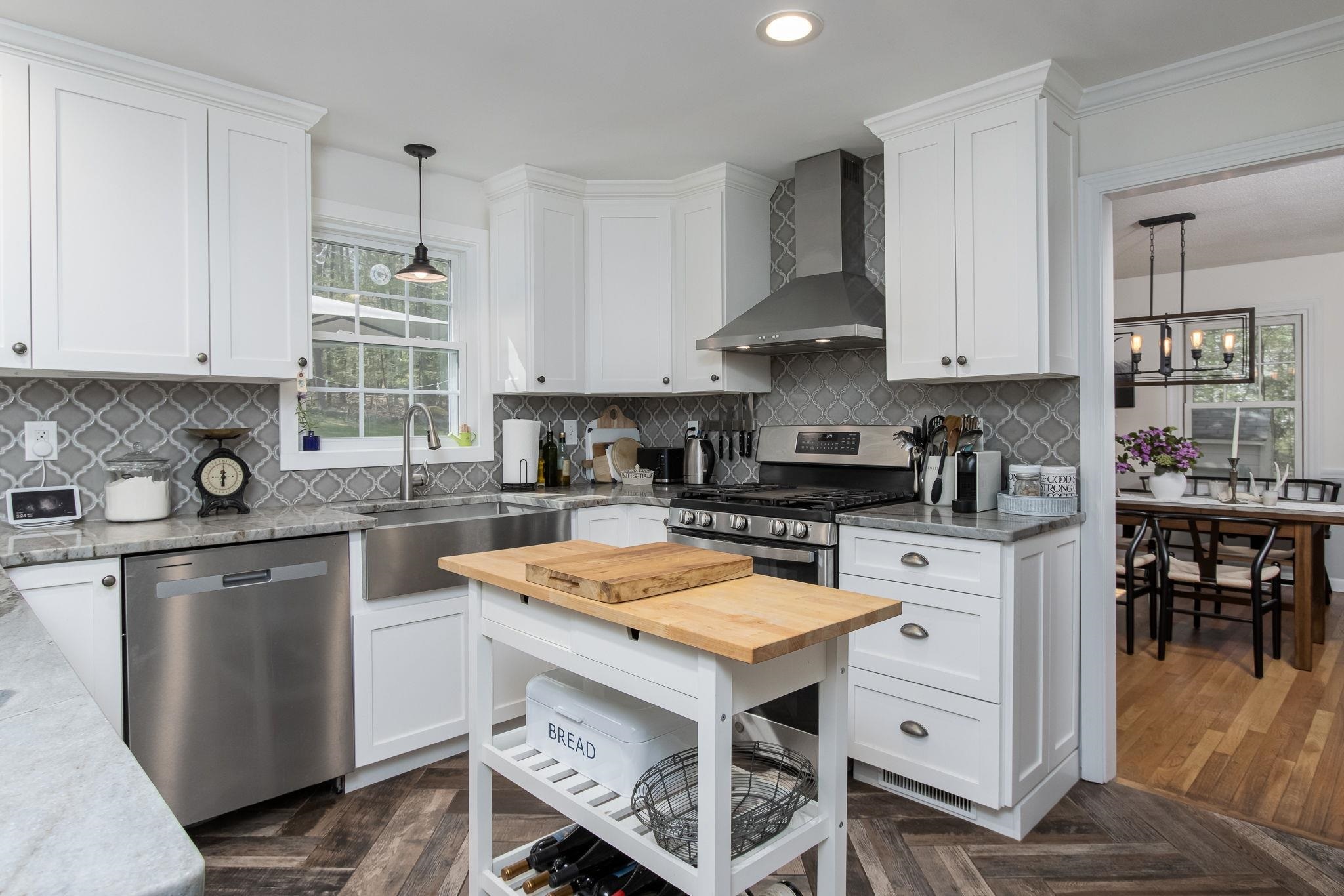 Property Photo: 10 Greenbriar Lane NH 03031