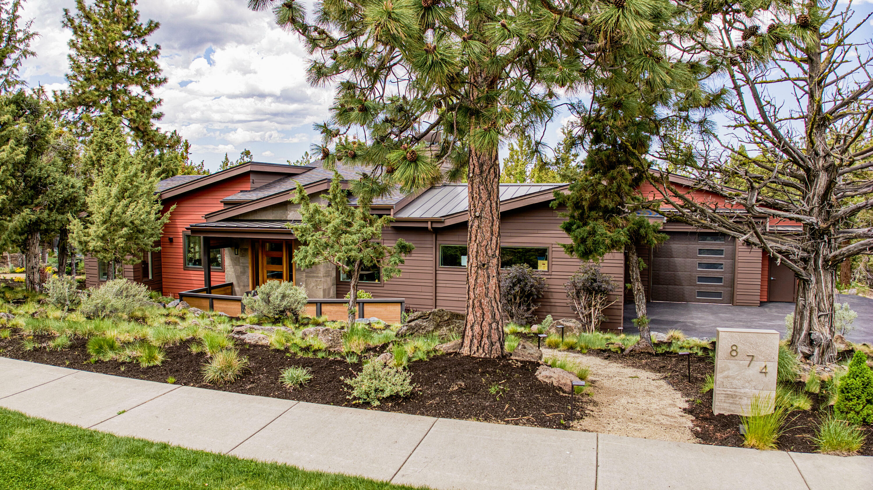 Property Photo: 874 NW Haleakala Way OR 97703