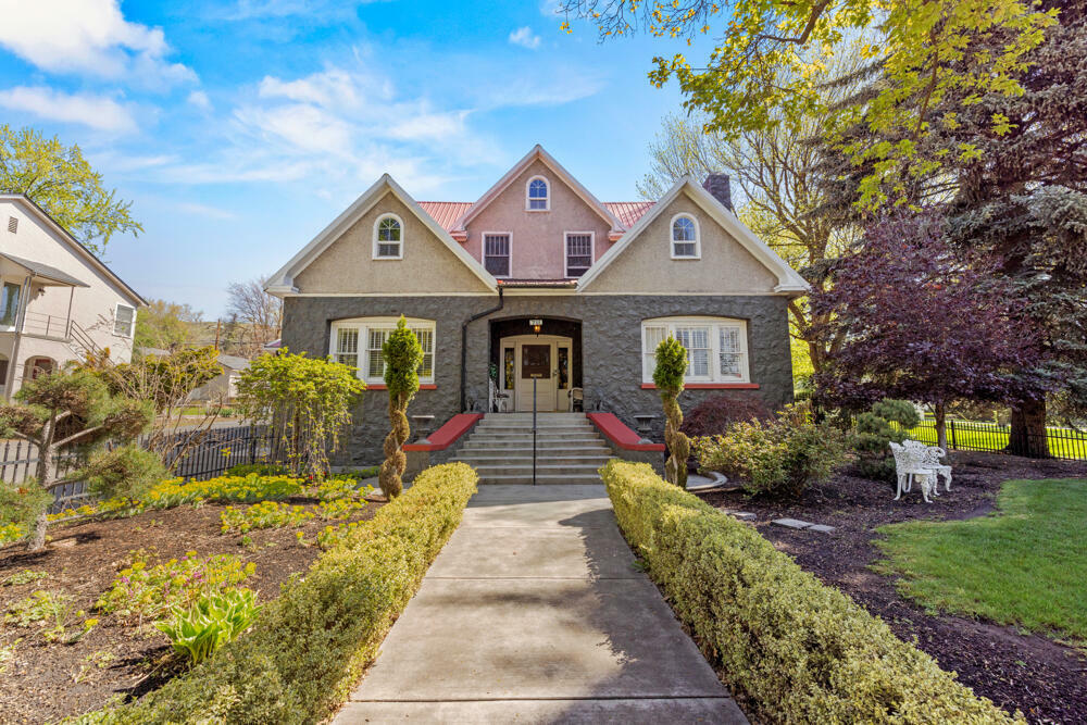 Property Photo: 711 N Eldorado Avenue OR 97601