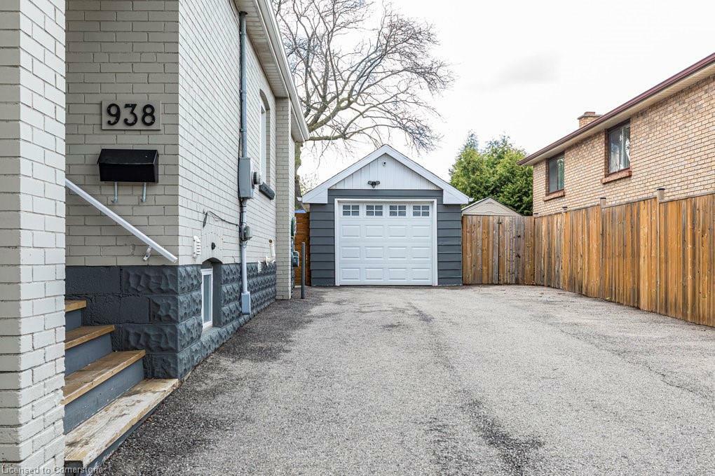Photo de la propriété: 938 Lawrence Road ON L8K 2A6