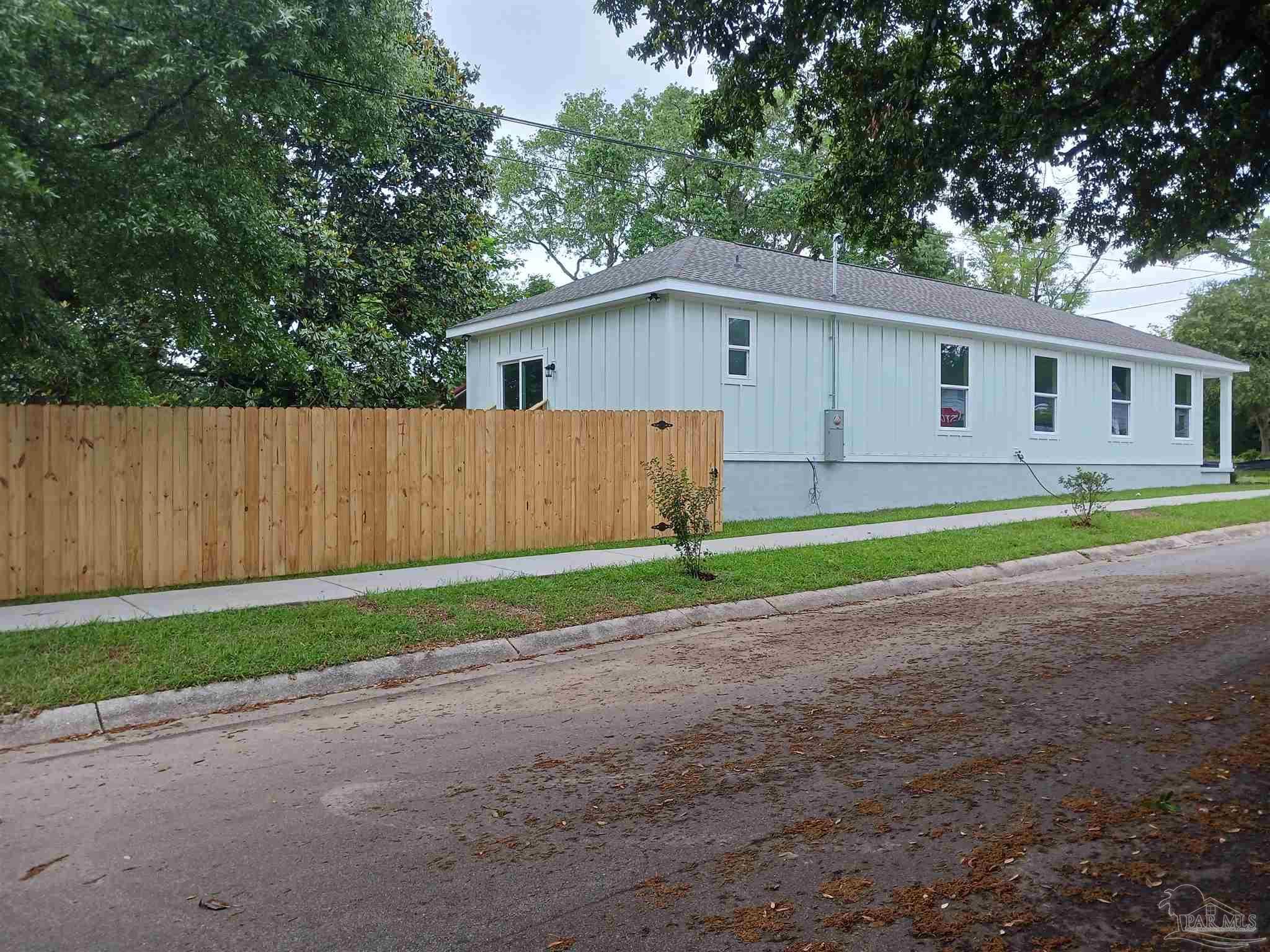 Property Photo: 1020 W Lloyd St FL 32501