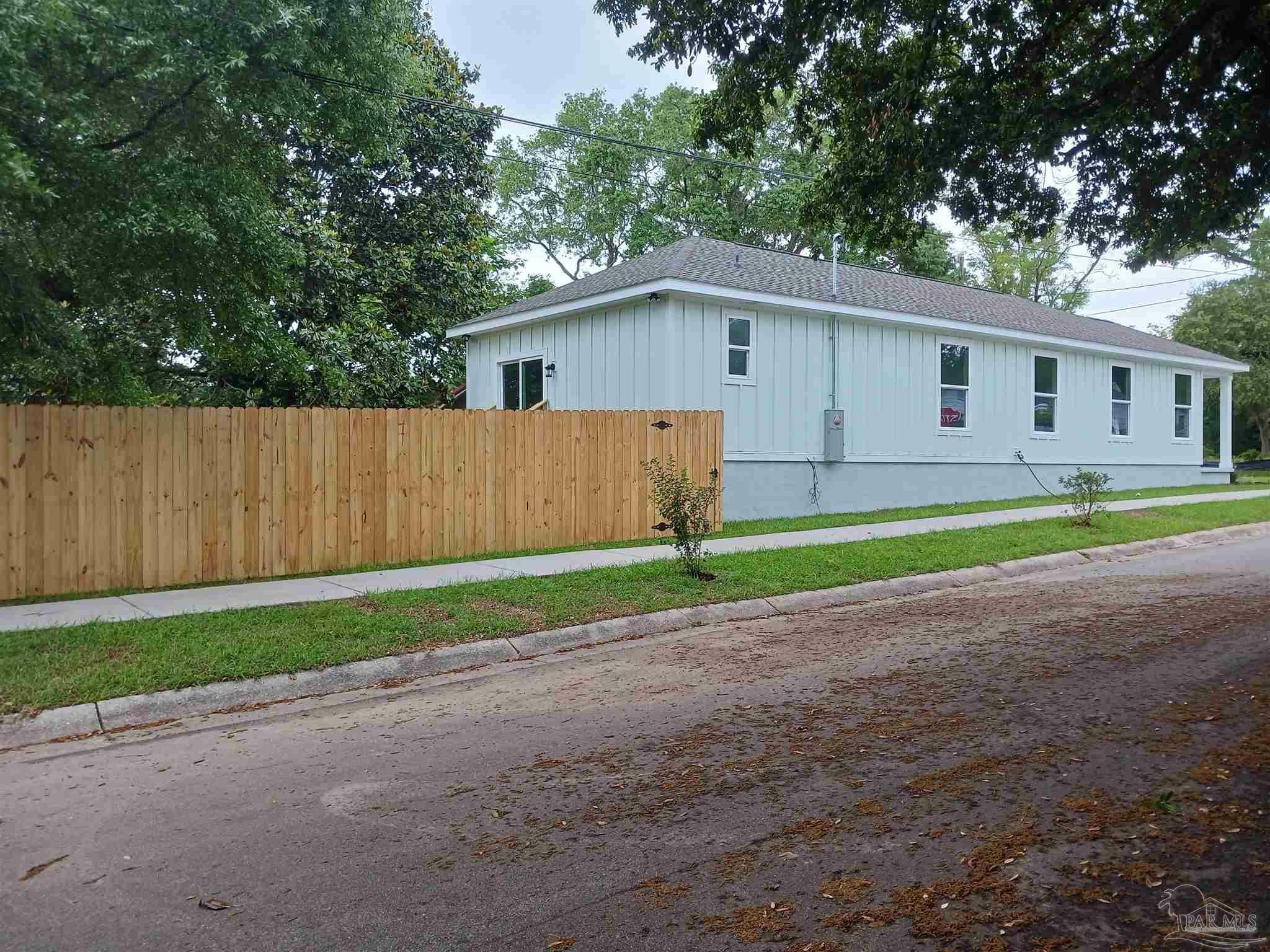 Property Photo: 1020 W Lloyd St FL 32501