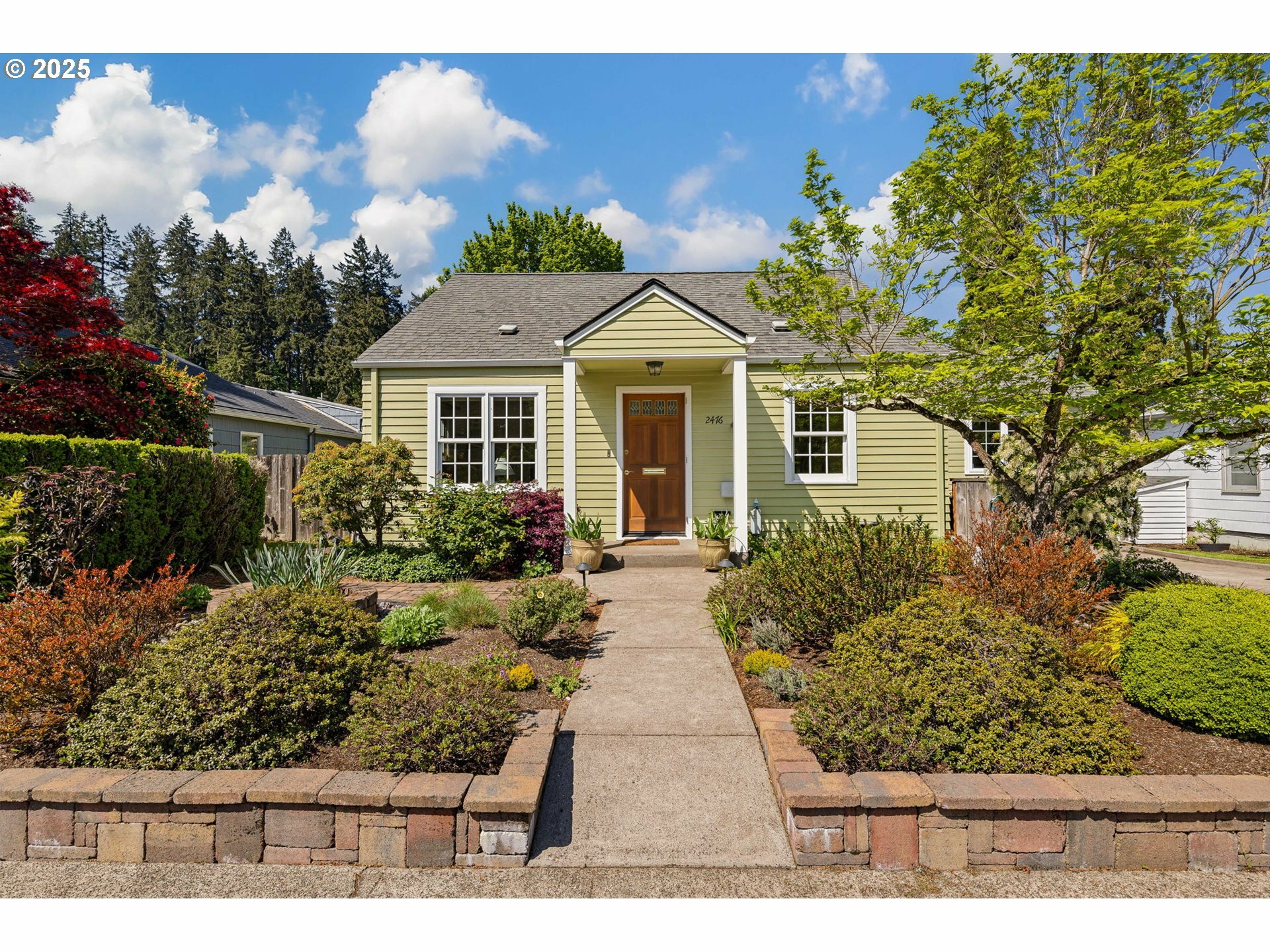 Property Photo:  2476 Emerald St  OR 97403 