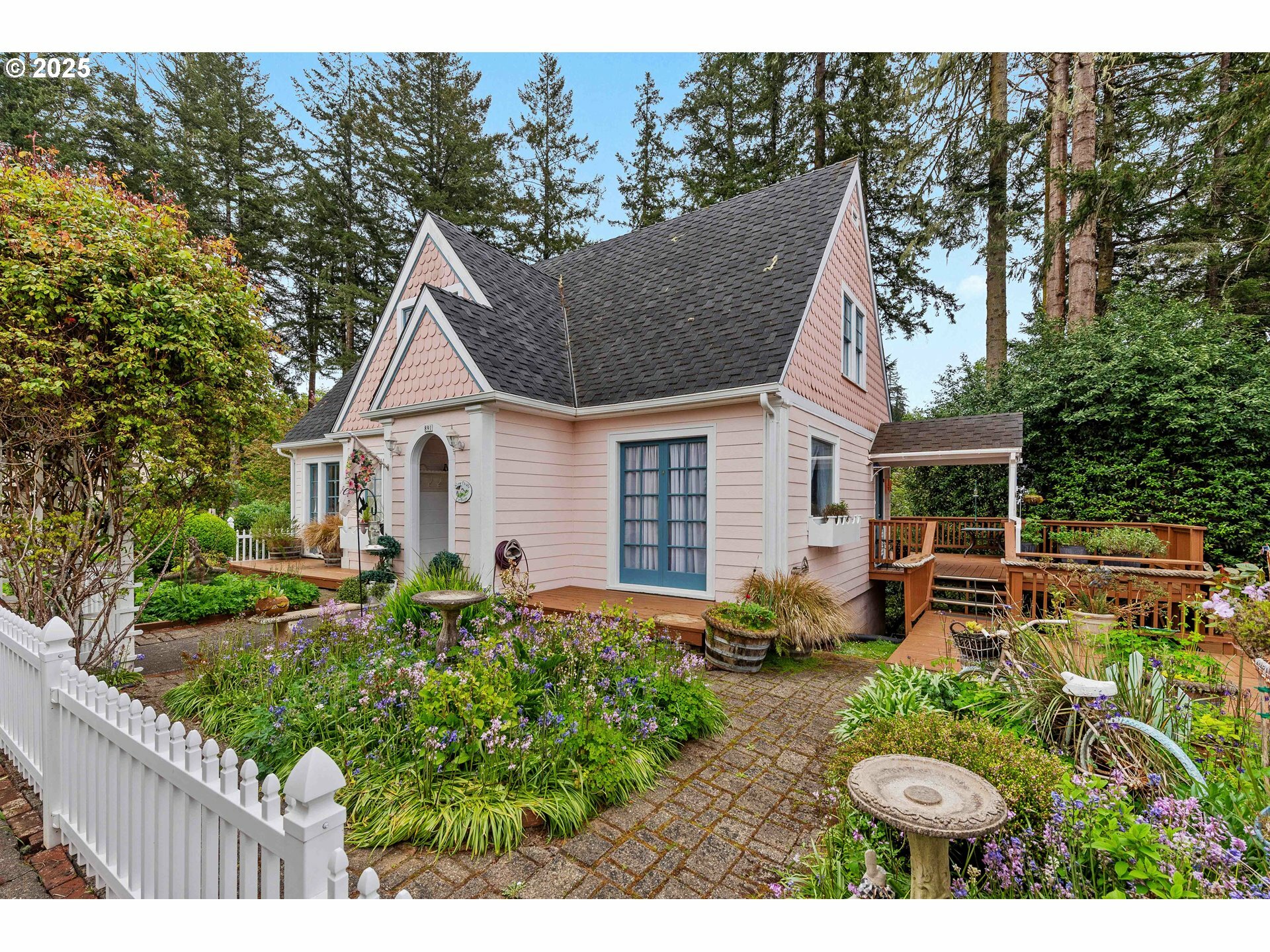 Property Photo: 891 E 1st St OR 97423