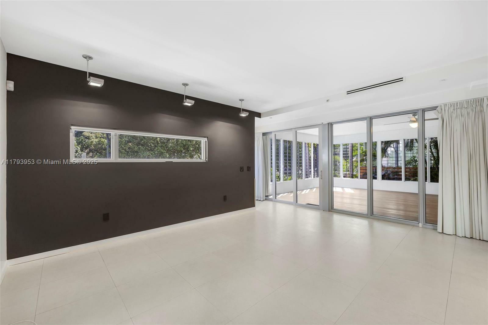 Property Photo: 340 Jefferson Ave 1 FL 33139