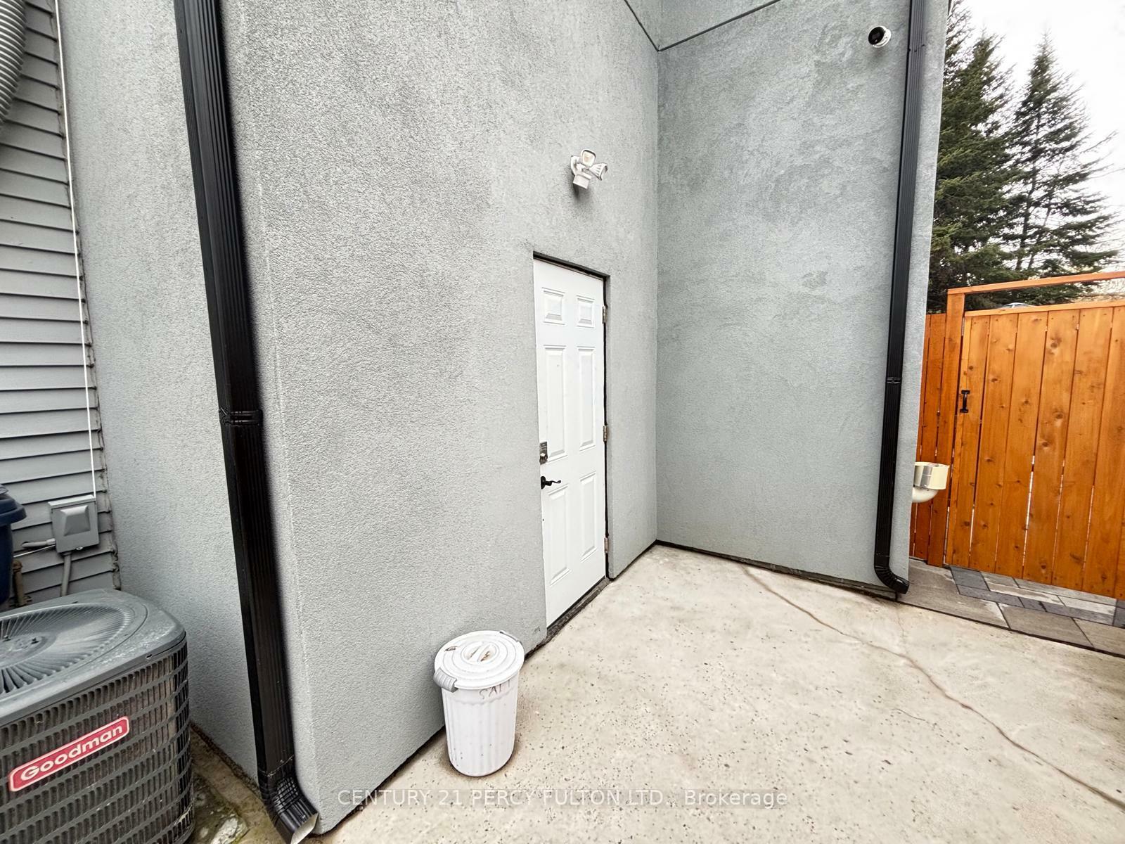 Photo de la propriété: 678 Tretheway Drive E Unit #3 ON M6M 4C4