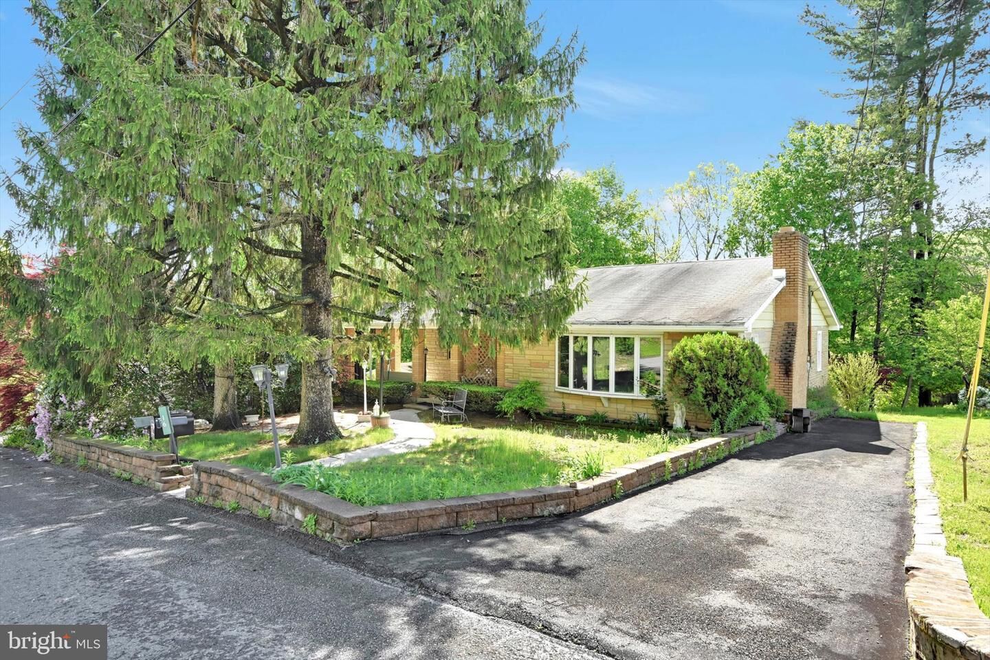 Property Photo:  16 Lower Road  PA 18252 