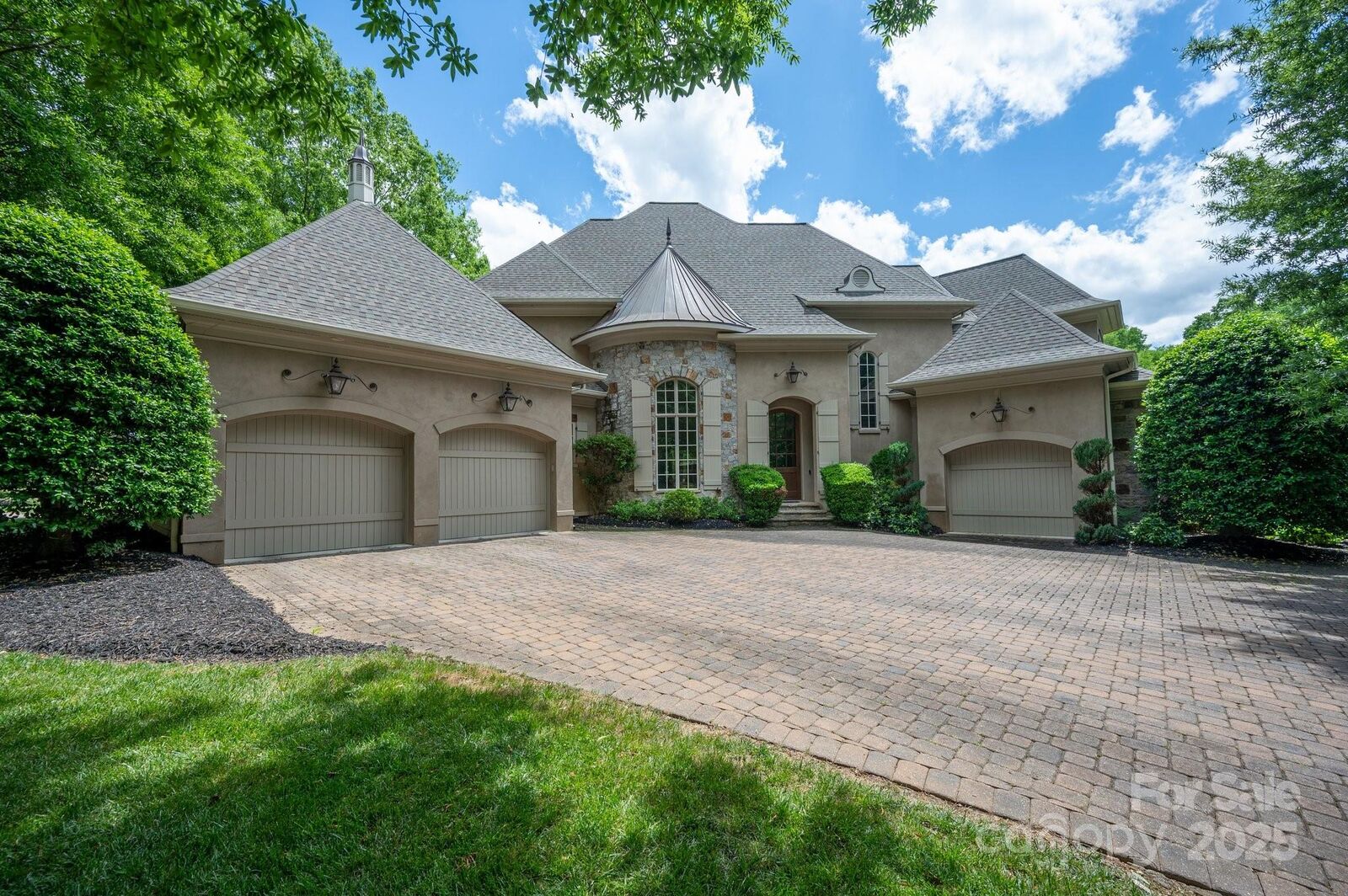 Property Photo:  8601 Trethorne Court  NC 28173 