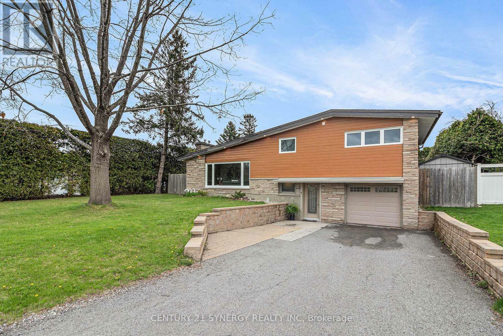 Property Photo: 3 Gaynor Place ON K2H 5R8