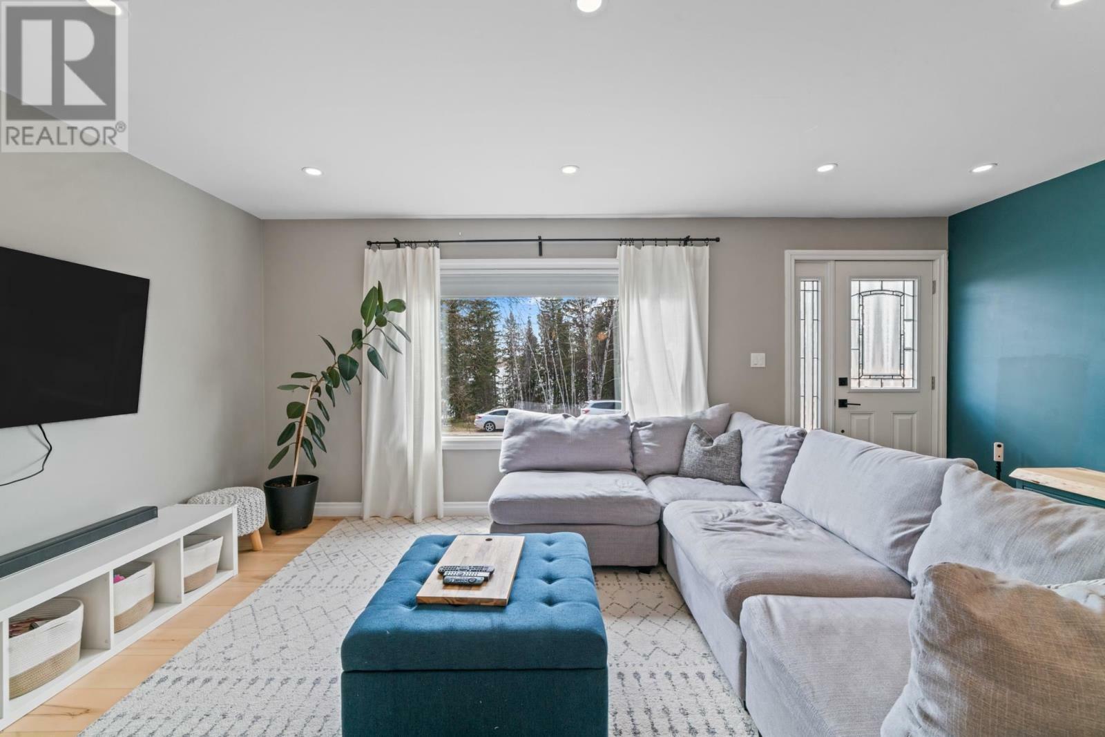 Property Photo: 16 Cochenour Cres ON P0V 1L0