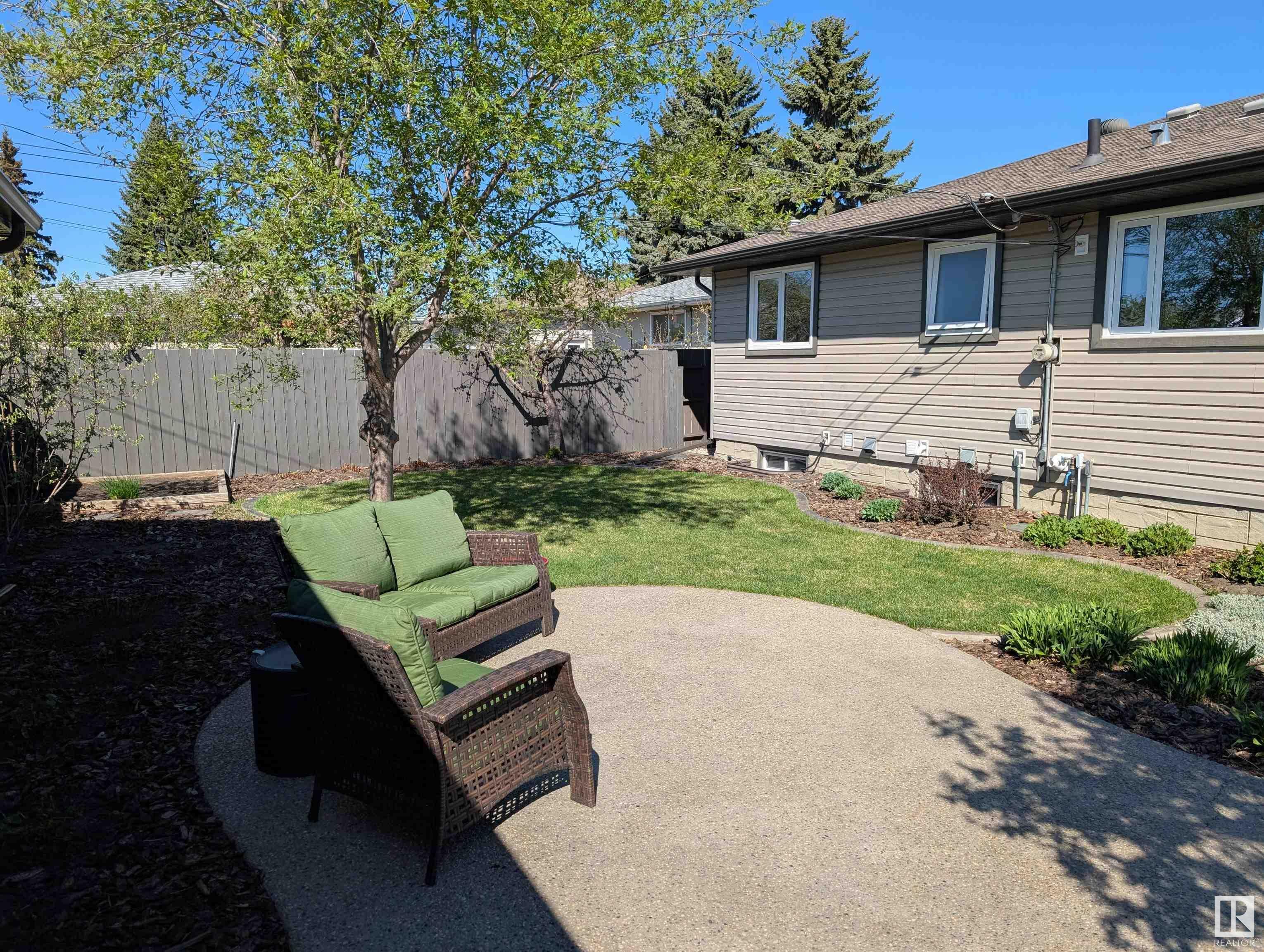 Photo de la propriété: 6211 85 Avenue NW AB T6B 0J4