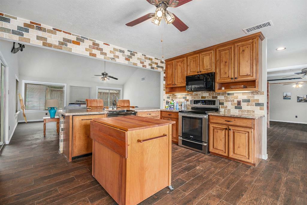 Property Photo: 1727 Plumbwood Way TX 77058