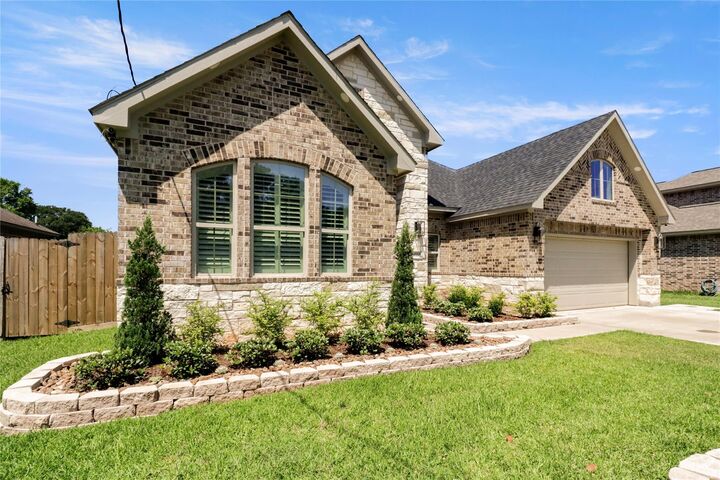 Property Photo:  1020 Oak Street  TX 77486 