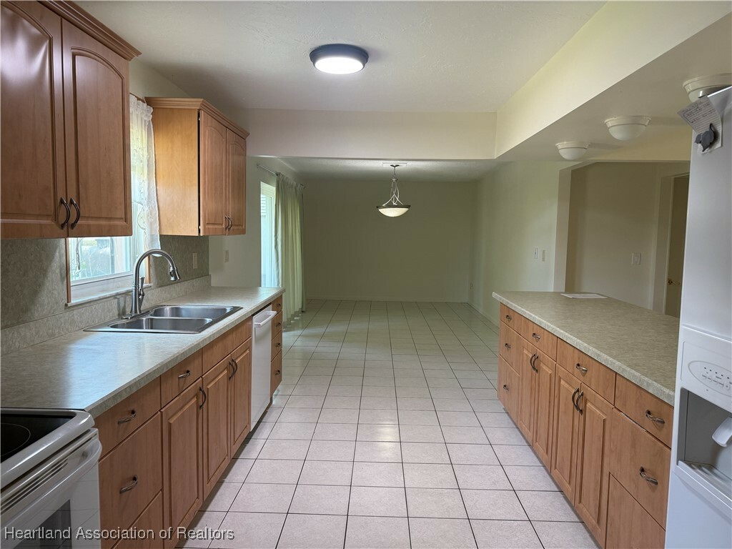 Property Photo:  330 Sassafras Avenue  FL 33870 