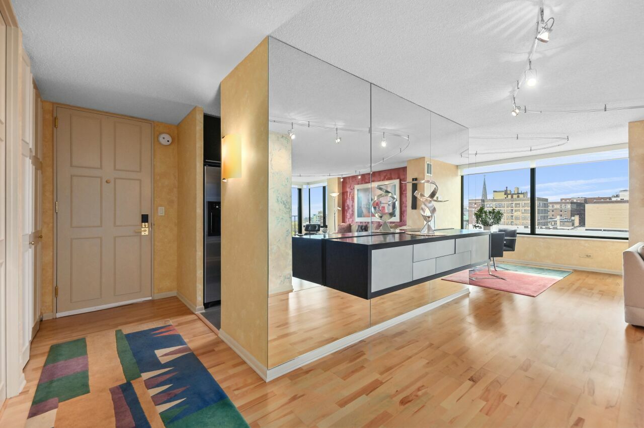 929 N Astor St 908  Milwaukee WI 53202 photo
