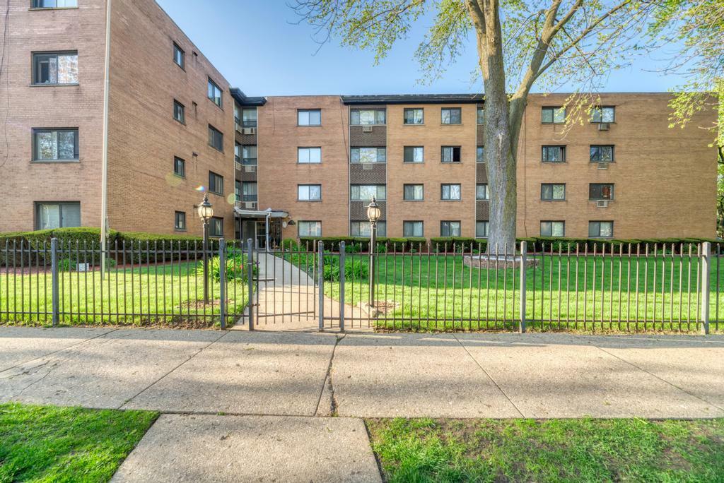 Property Photo: 1600 W Greenleaf Avenue 204 IL 60626