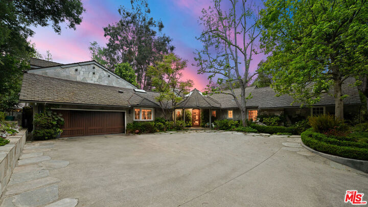 Property Photo:  2576 Benedict Canyon Drive  CA 90210 